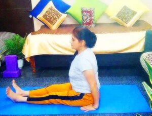 Dandasana: yoga posture to sit in lotus pose